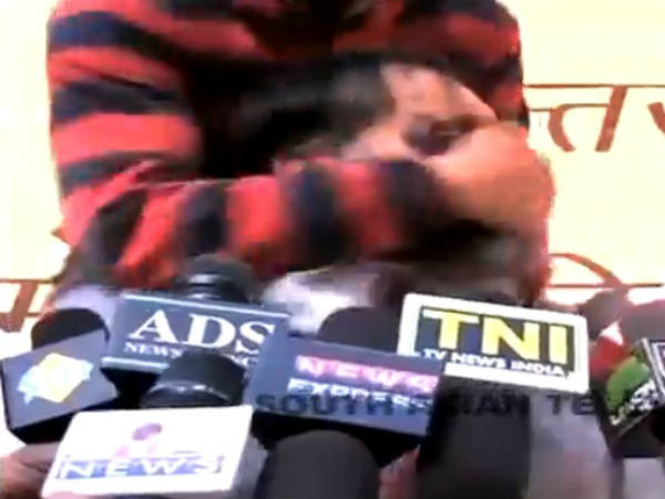 योगेंद्र यादव पर स्याही से हमला 