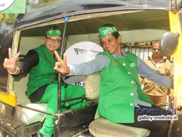 अपने चुनाव प्रचार में राखी सावंत 