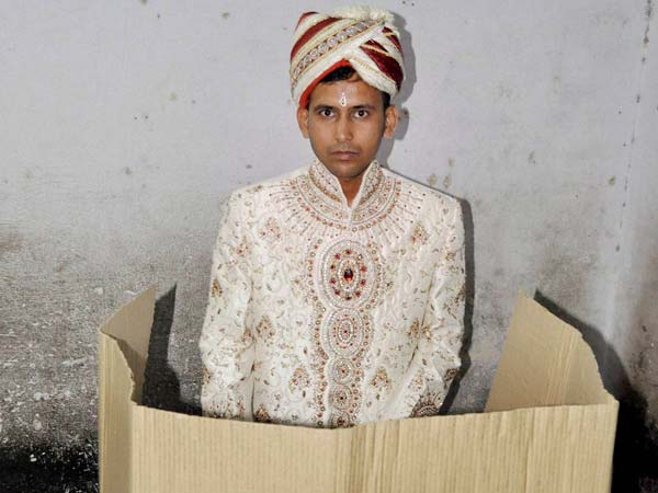 वोट डालने पहुंचे दूल्हे राजा 