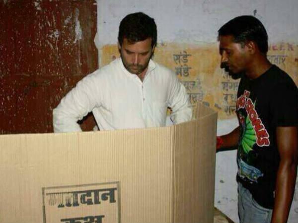 पोलिंग स्टेशन पर राहुल गांधी 