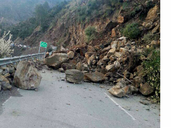 राष्‍ट्रीय मार्ग पर बिखरे पत्‍थर 