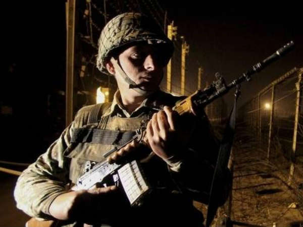 घुसपैठिए को मार गिराया