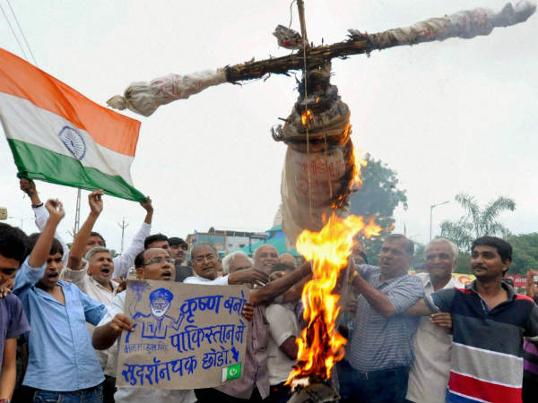 अहमदाबाद में जलाया गया नवाज शरीफ का पुतला अहमदाबाद में जलाया गया नवाज शरीफ का पुतला