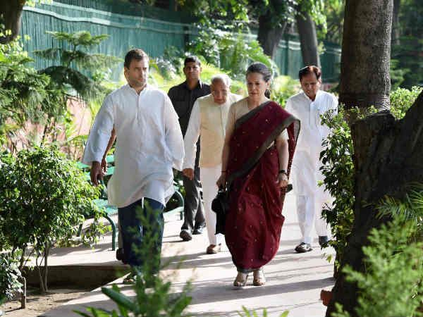 पूर्व बैंकर और अब सोशल मीडिया टीम का हिस्‍सा 