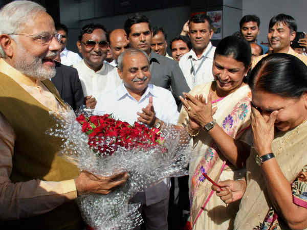 नरेंद्र मोदी ने छोड़ा मुख्‍यमंत्री का पद 