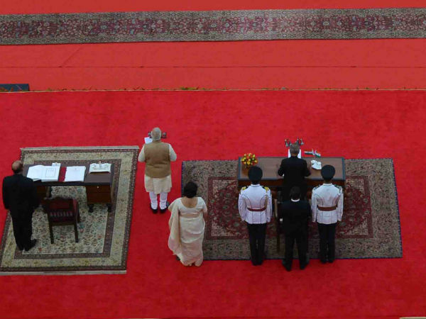 नरेंद्र मोदी ने ली शपथ 
