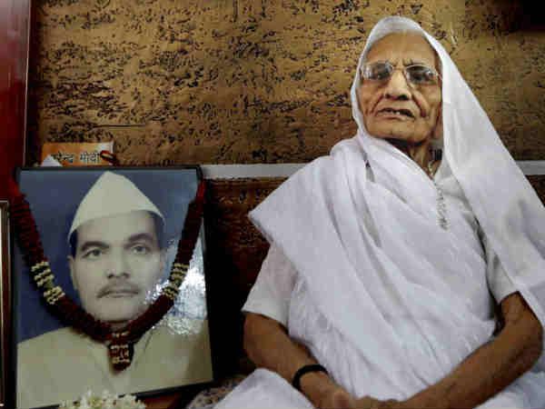 भावुक हुईं नरेंद्र मोदी की मां 