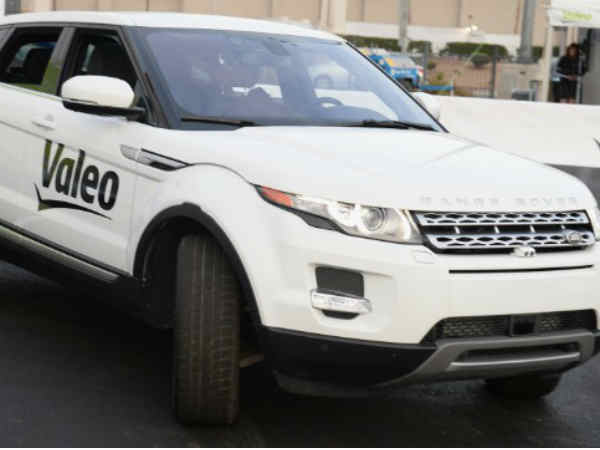  रेंज रोवर की सेल्‍फ पार्किंग टेक्‍नोलॉजी 