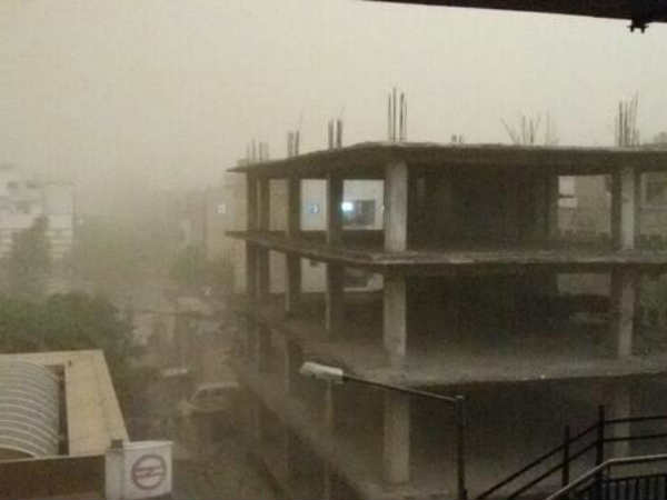 दिल्‍ली में टोरनेडोे 