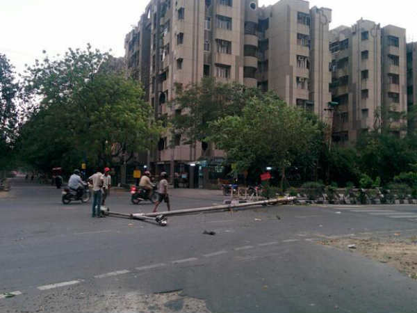 दोपहर करीब 12 बजे दिल्‍ली का तापमान 44 डिग्री सेल्सियस था