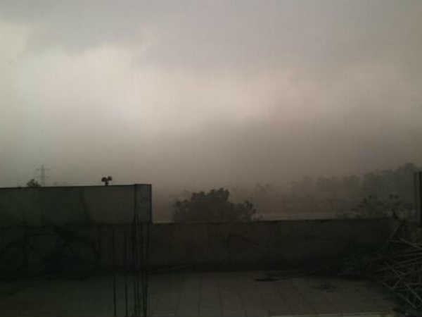 काले बादलों ने ढका सूरज को 