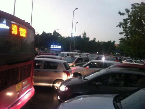 घंटो रहा यातायात जाम 