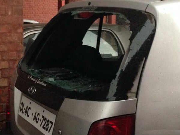 तूफान में टूटे गाडि़यों के शीशे 