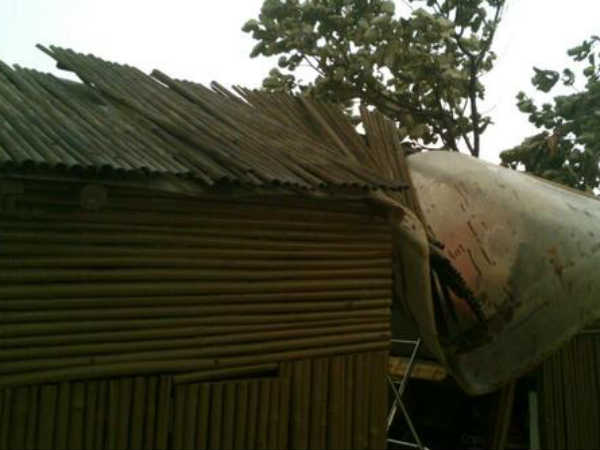 उड़ गईं झुग्‍गी- झोपड़ी 