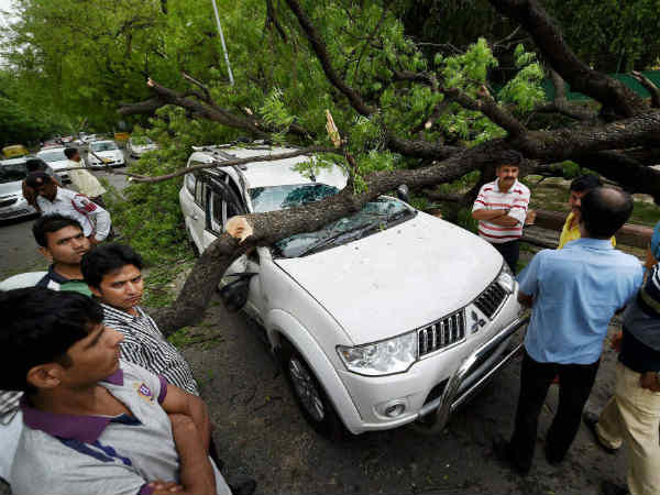 कारों को बड़ी चपत 