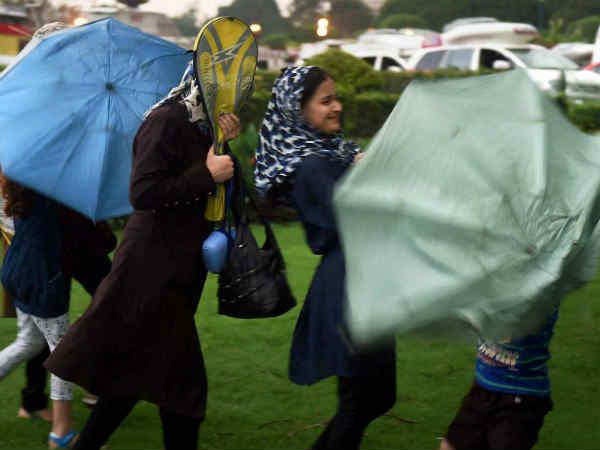 92 किमी की रफ्तार से चलीं हवाएं 