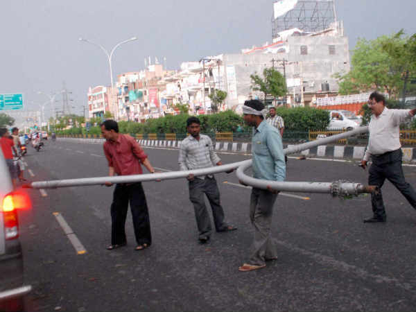 पेड़ और खंभे गिरने से तीन मौतें 