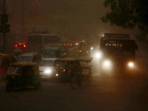 कनॉट प्‍लेस और इंडिया गेट पर फंसे लोग 