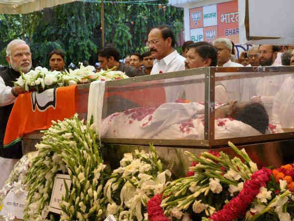 मोदी भी हुए नम 