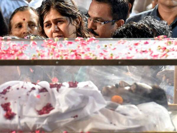 प्यारी बिटिया की आंखें नम 