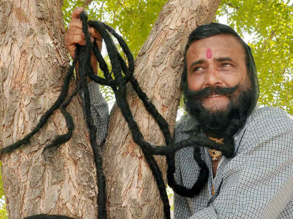  मूंछों के साथ दी पेड़ को जादू की झप्‍पी 