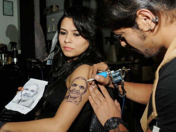 मोदी के नाम का टैटू गुदवाया 