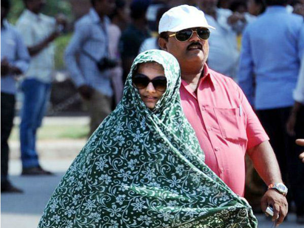 जल रही है दिल्ली