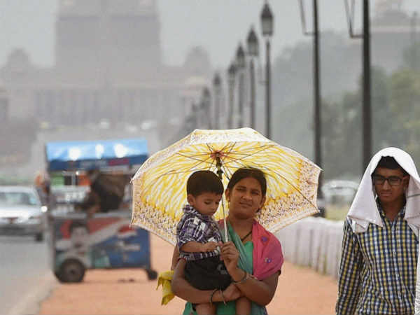 गर्मी से पर्यटक परेशान 