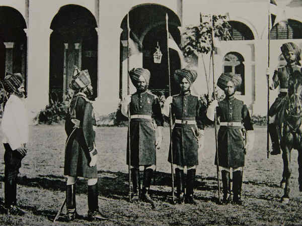 हेस्टिंग्‍स ने चुने थे ट्रूप्‍स 