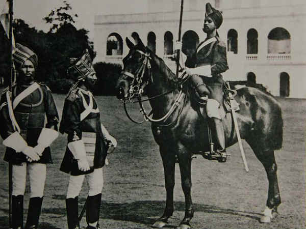 राजा चैत सिंह ने सैनिकों की संख्‍या की 100 