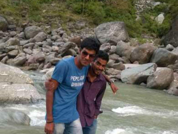 नदी किनारे खड़े होकर फोटो ले रहे छात्र हुए हादसे का शिकार नदी किनारे खड़े होकर फोटो ले रहे छात्र हुए हादसे का शिकार