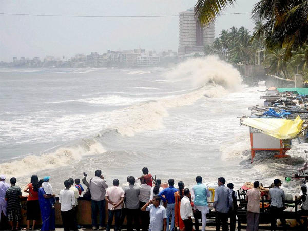 लहरों का नजारा देखते मुंबईवासी व पर्यटक 
