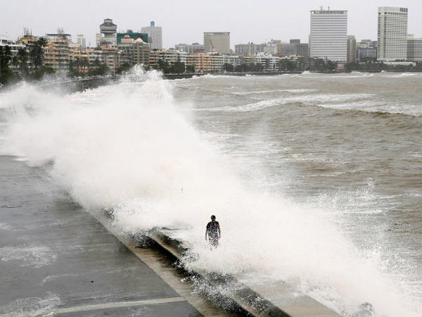 समंदर में उठी ऊंची लहरें 