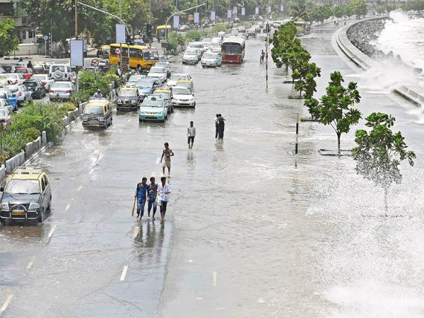 दादर, नरिमन पाइंट, गेटवे आफ इंडिया, वर्ली सी-फेस में घुसा पानी 