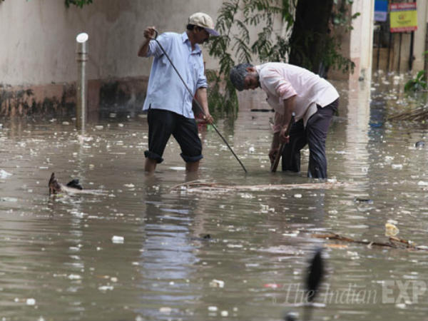 बीएमसी के कर्मचारी पानी निकालते हुए 