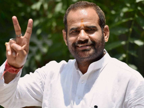 बिजली के करंट से फिसले नेताजी