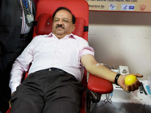 हर्षवर्धन ने किया रक्तदान 