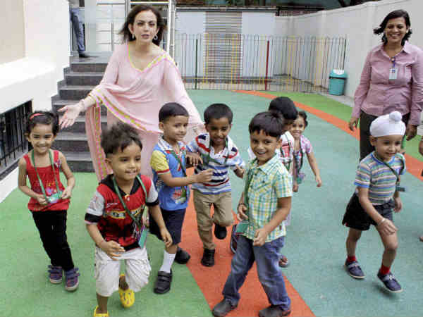 नीता अंबानी बच्चों के संग 