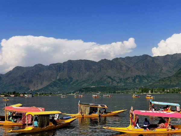 श्रीनगर में पर्यटक 