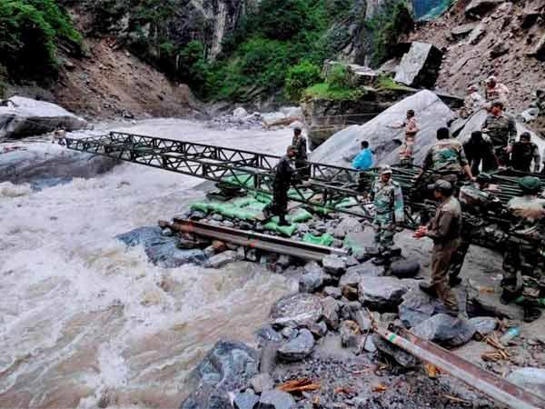 कामचलाऊ ट्रॉली से लोगों को बचाया गया 