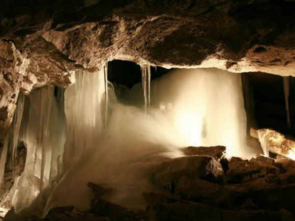 बर्फीली गुफा बर्फीली गुफा