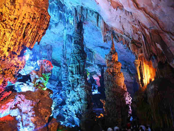 चीन की हैं ये रंग बिरंगी गुफाएं चीन की हैं ये रंग बिरंगी गुफाएं