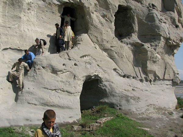 गुफाओं में हवा से सुराख होता है गुफाओं में हवा से सुराख होता है