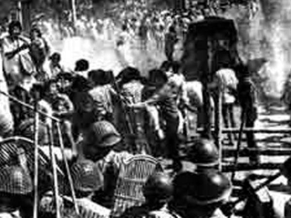 विरोधियों को जेल की हवा 