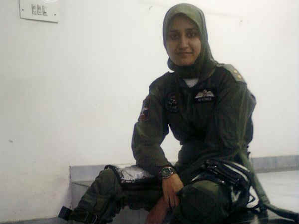  आयशा के आगे टेक रहे हैं घुटने 