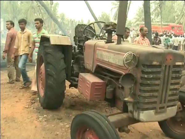 नींद से जागे तो देखा आग 