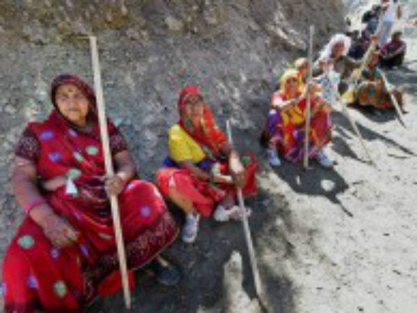 आगे बाबा पीछे खाई 