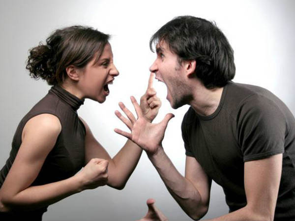 जोर जोर से बात करना