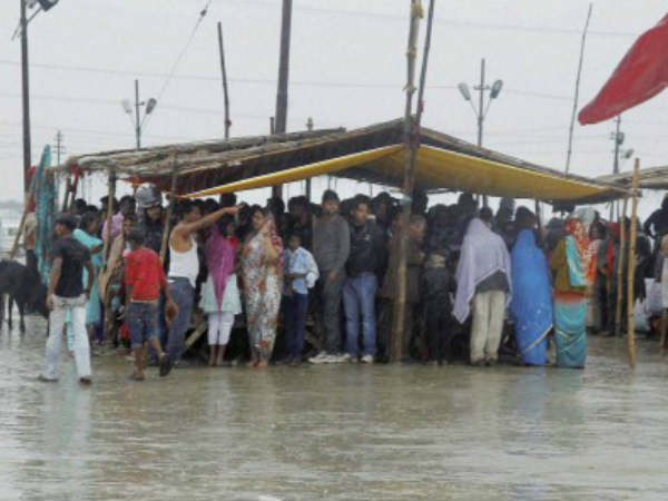 बारिश में फंसे लोग