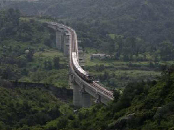 85 मीटर ऊंचे ब्रिज से गुजरेगी रेल 